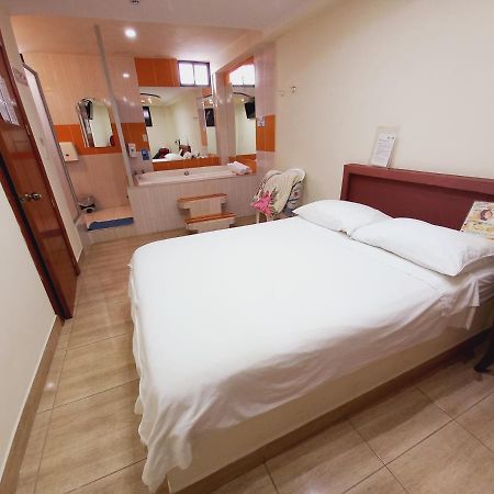 Hostal Oro Orense Quito Bagian luar foto